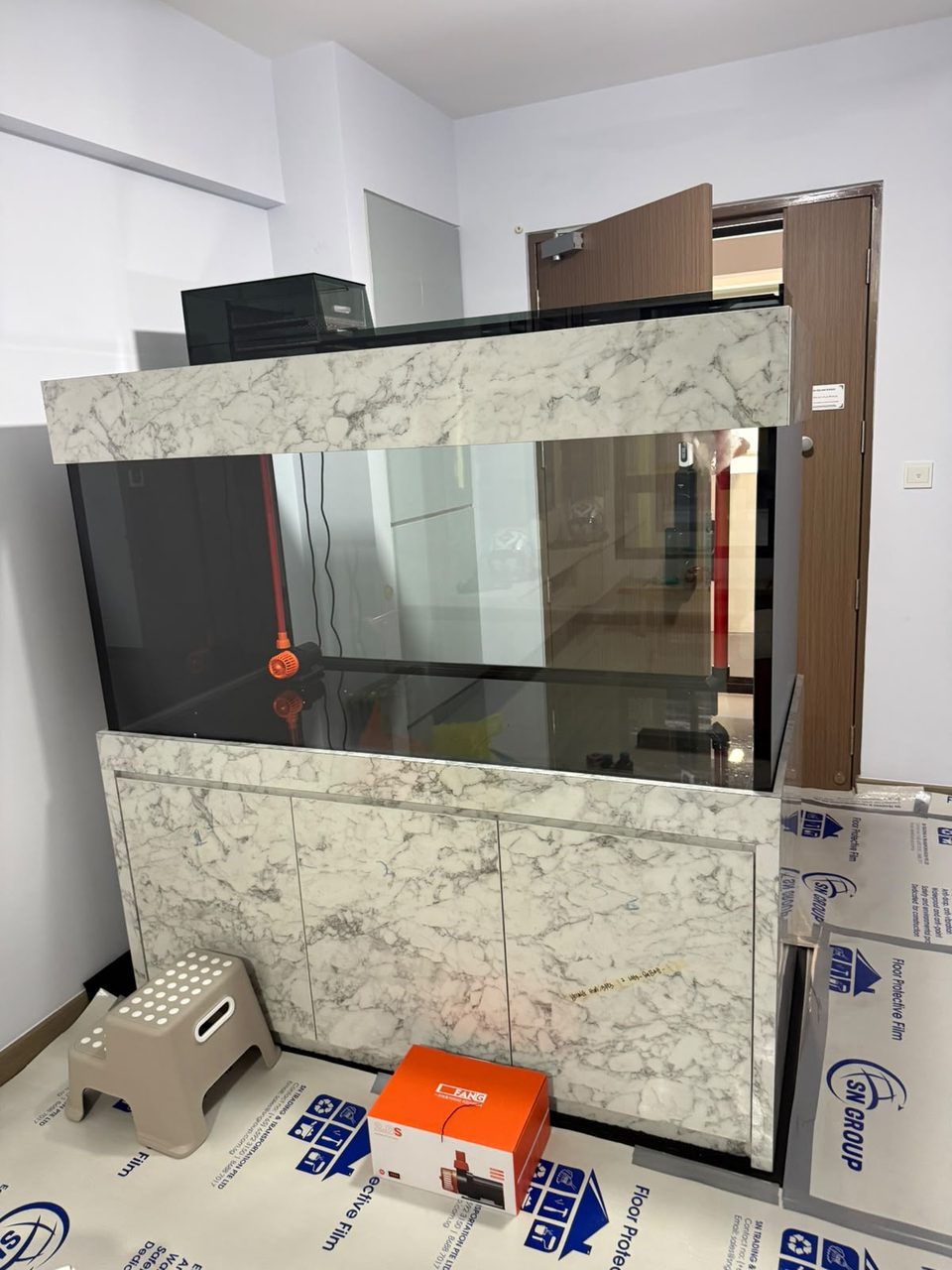 A marble-finish tank and canopy, fitted to the room.